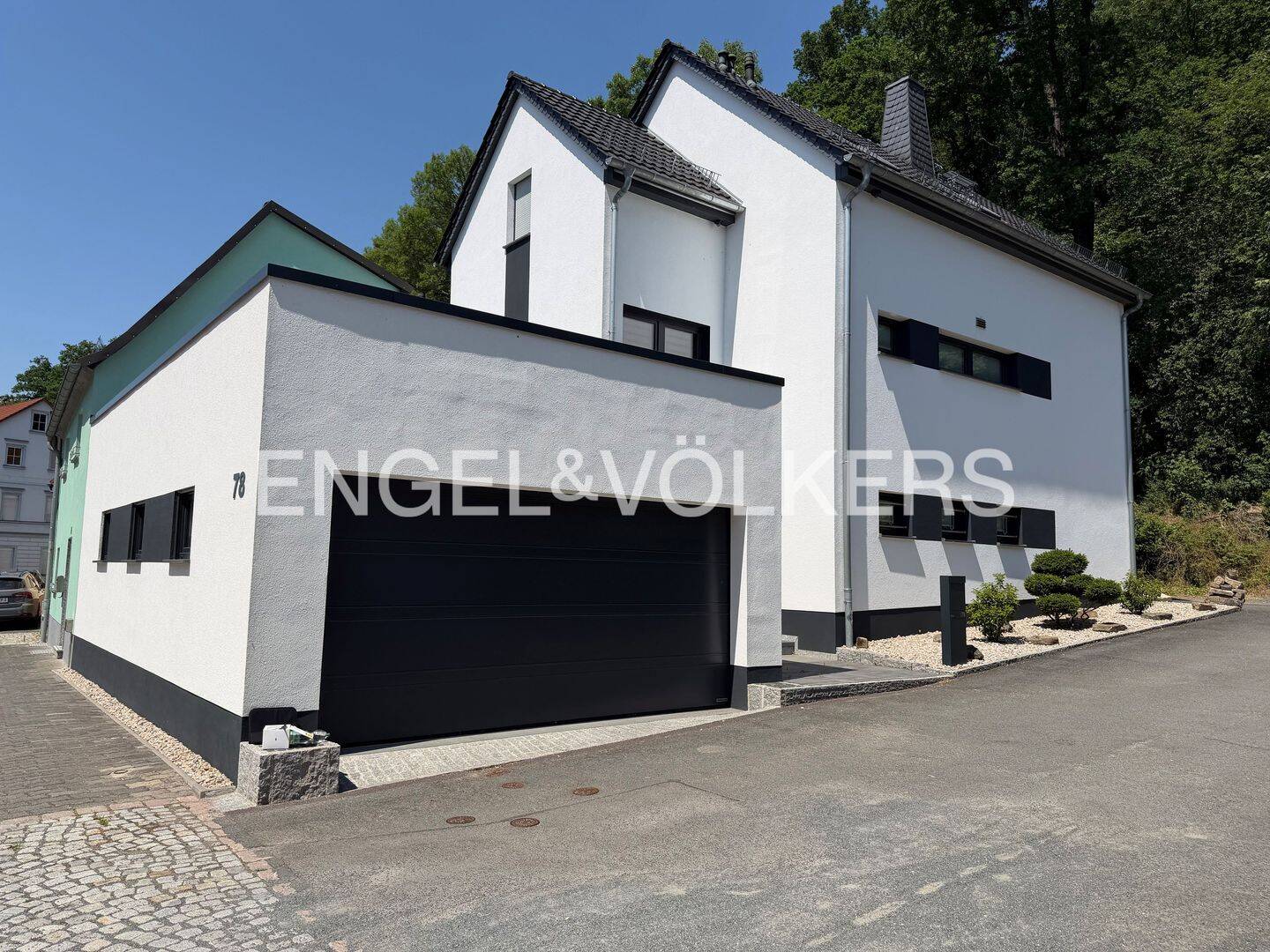 Exklusives Einfamilienhaus zur Miete, mit moderner Schwarz-Weiß-Optik, hochwertiger Ausstattung, Garten und optionalem Zusatzhaus, 4626 Dobitschen