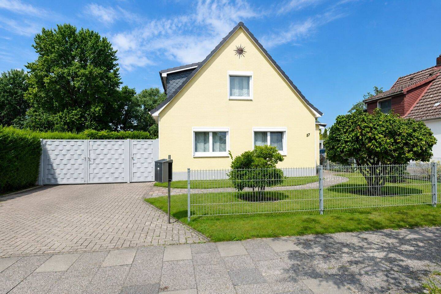 Modernisiertes Einfamilienhaus mit Wintergarten, Kamin und großem Grundstück in Cuxhaven-Groden, 27472 Cuxhaven