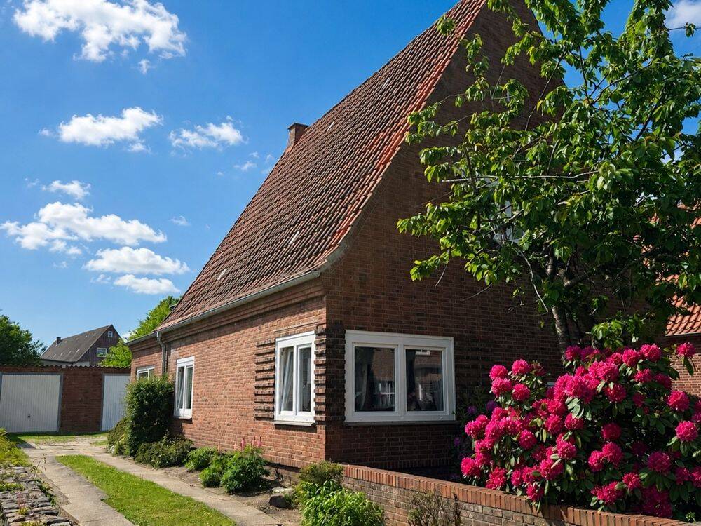 Zweifamilienhaus in ruhiger, zentraler Wohnlage in Heide zu verkaufen, 25746 Heide