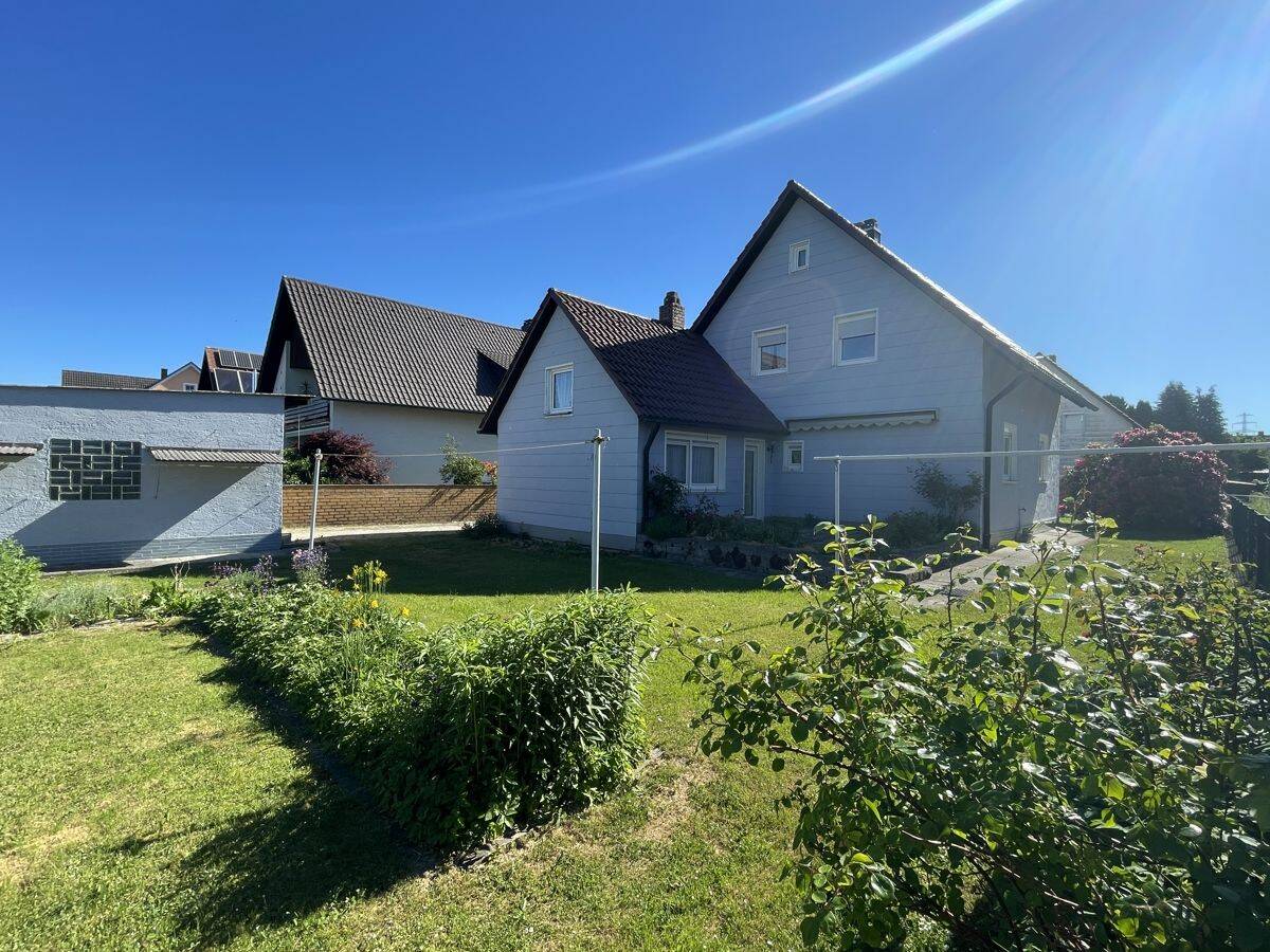 Ein Gartenliebhaber findet ein charmantes Einfamilienwohnhaus mit Garage!, 92648 Vohenstrauß