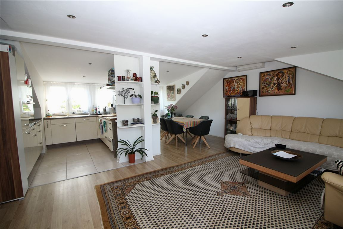 Moderne und hochwertige 4-Zimmer-Whg mit Balkon.
