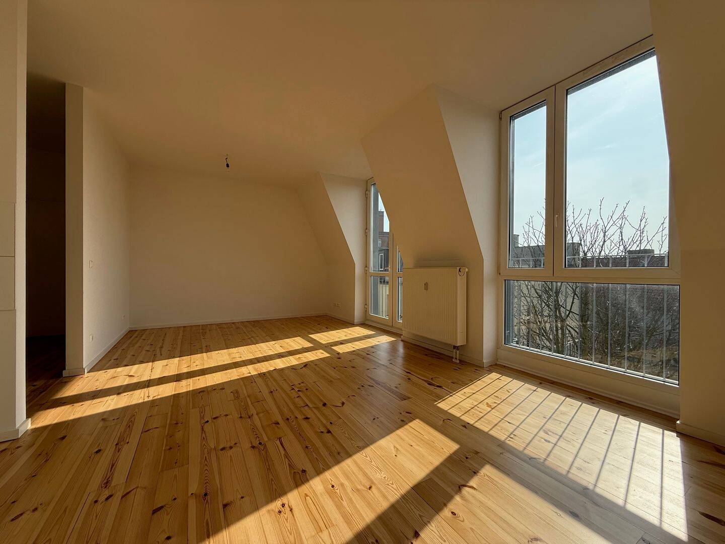Bezugsfreie, vollständig sanierte 3-Zimmer-DG-Wohnung mit Balkon in Weißensee, 13088 Berlin (Pankow)