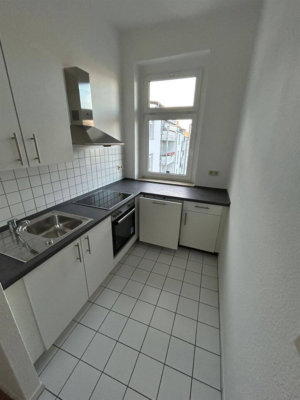 Großzügige und vermietete 2-Zi. mit EBK, 2xBalkon und Laminat in zentraler Lage, 9130 Chemnitz (Hilbersdorf Sonnenberg Yorckgebiet Zentrum)