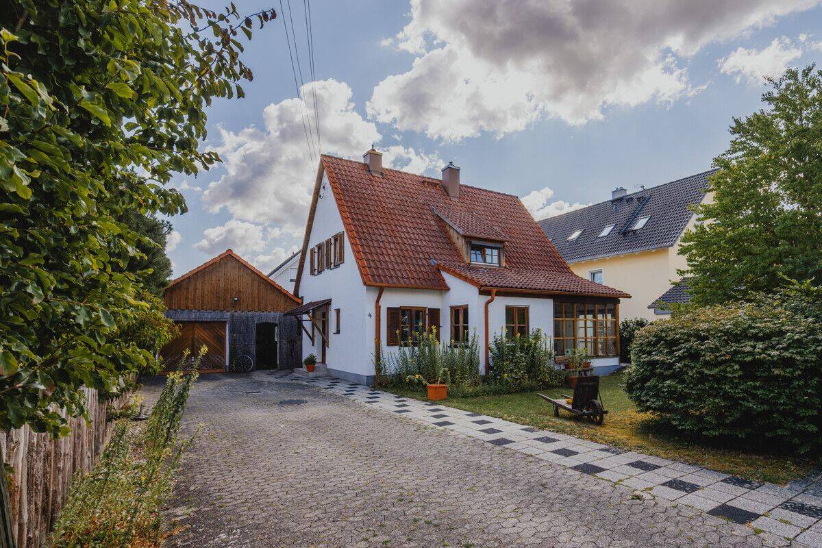Familienfreundliches Einfamilienhaus in ruhiger Lage mit großem Grundstück und viel Ausbaupotenzial., 82275 Emmering