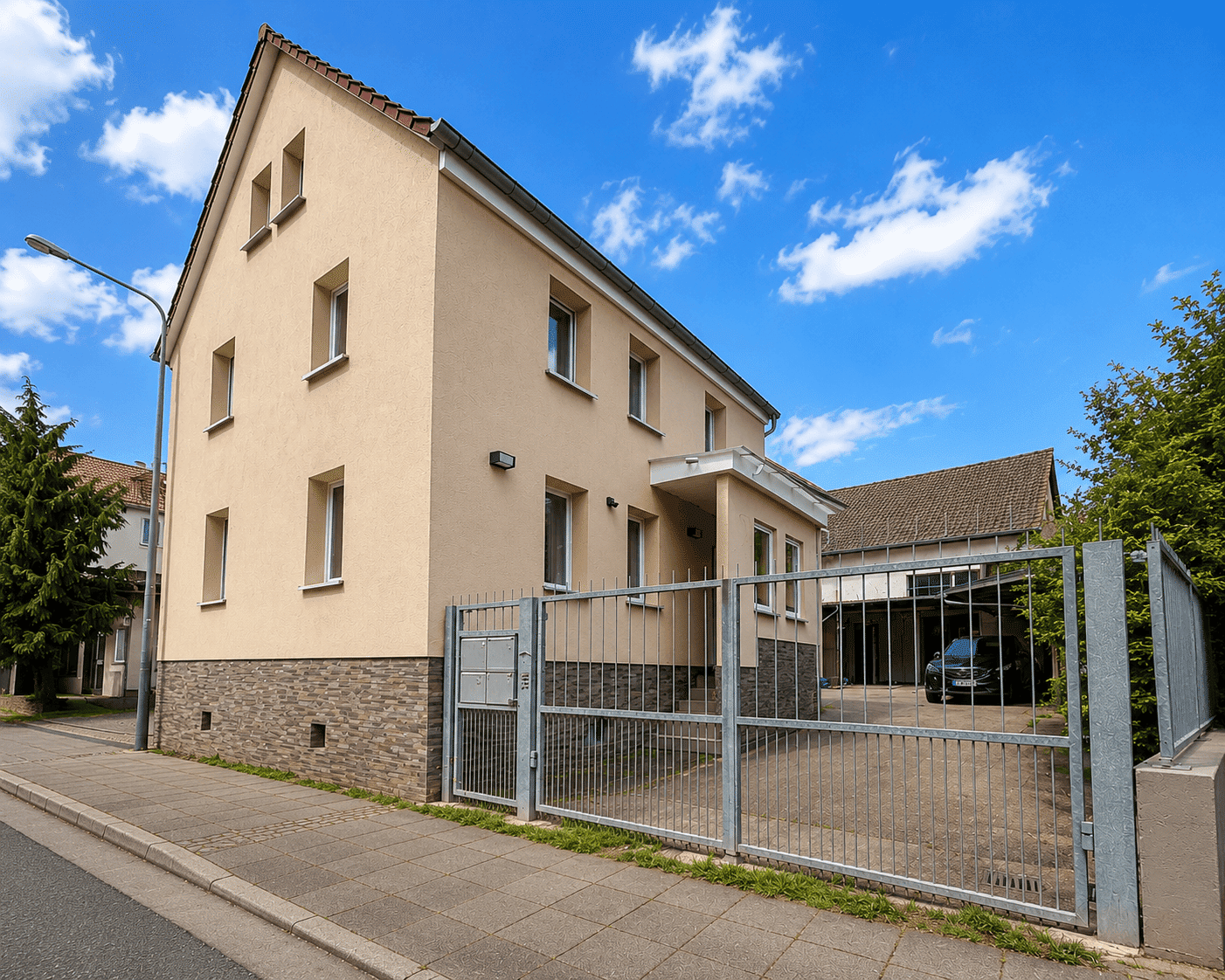 Kernsaniertes Zweifamilienhaus + Rohbau-Hinterhaus | Baugenehmigung für 3 weitere WE., 60435 Frankfurt am Main