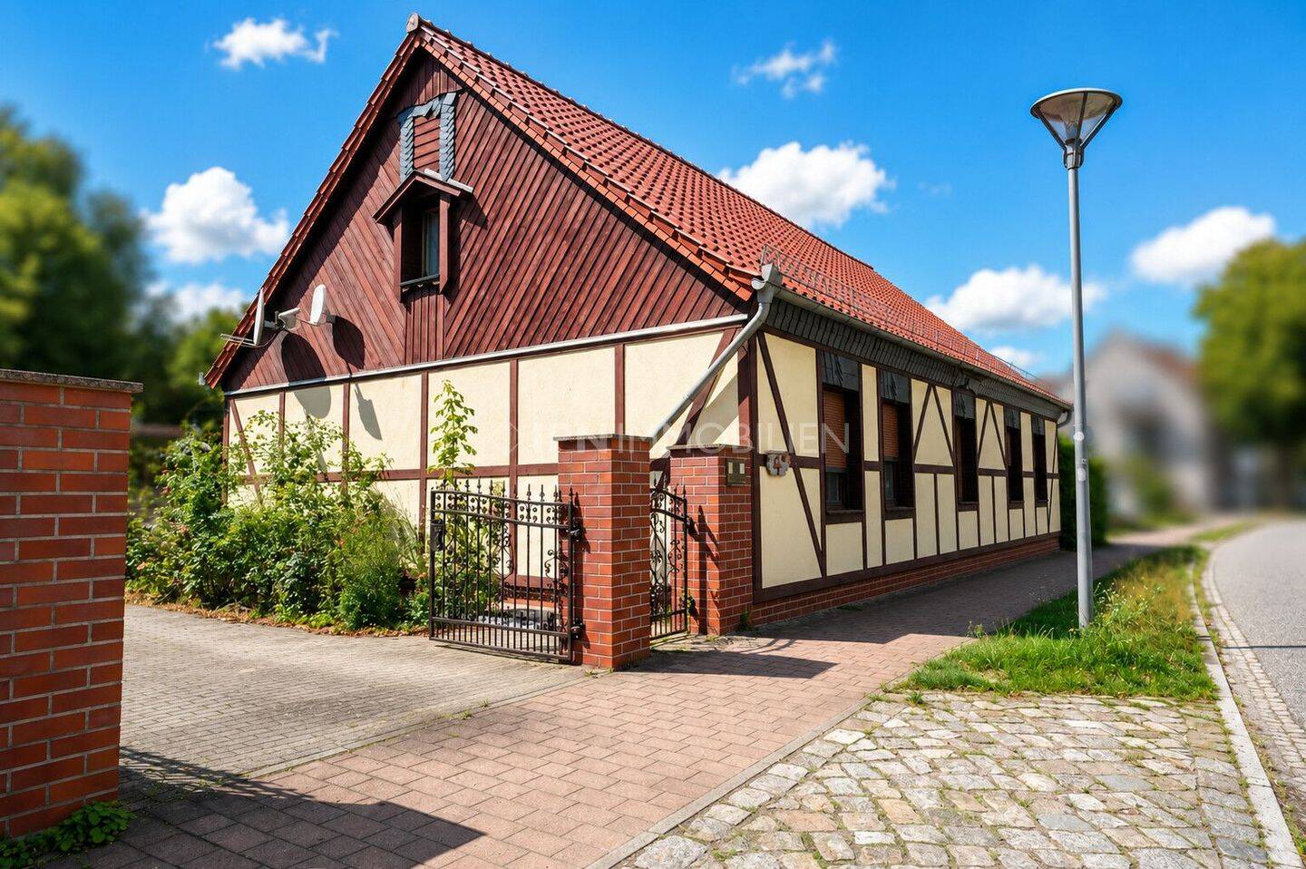 Charmantes Einfamilienhaus mit Carport und Wintergarten mit viel Potenzial in Halbe, 15757 Halbe