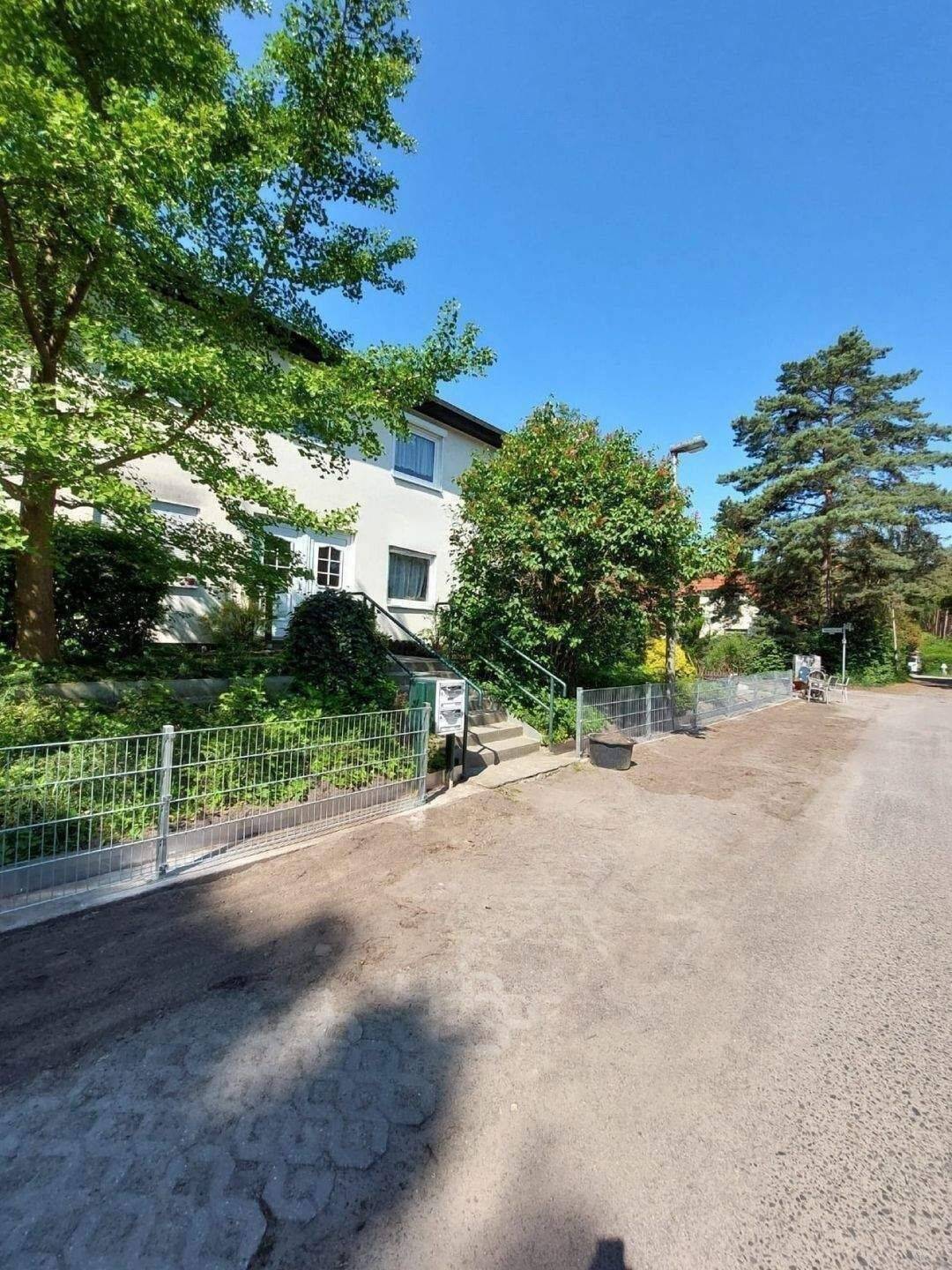 Provisionsfreie 3 Zimmer, Küche, großes Bad, Abstellraum, Terrasse, eingezäunter Garten, Keller, Waschkeller, eigene separate Tiefgarage !, 12527 Berlin (Treptow-Köpenick Grünau Karolinenhof Schmöckwitz)