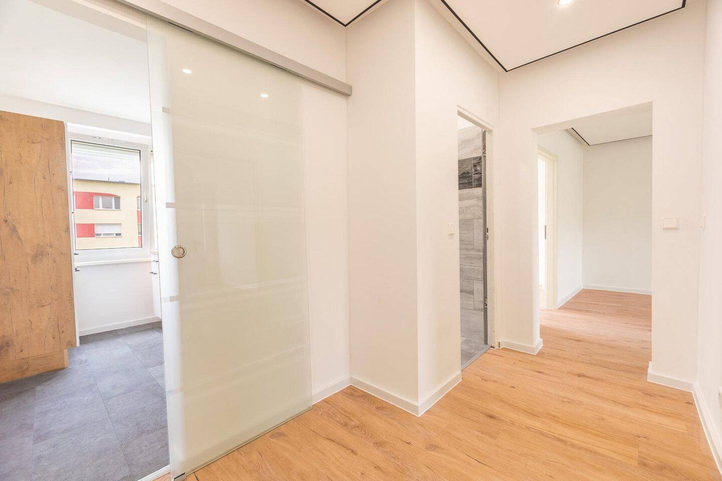 **Frisch Saniert, Einbauküche,Balkon, 5 Minuten zu Fuß am See, 4442 Zwenkau