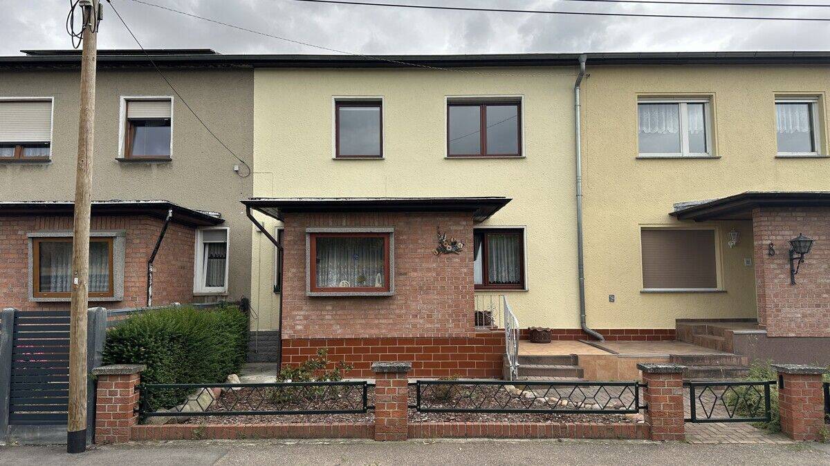 Einziehen und wohlfühlen – Reihenmittelhaus in beliebter Wohnlage von Bobbau, 6766 Bitterfeld-Wolfen