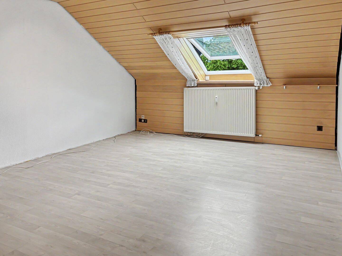 Gepflegte 2-Zimmer-Dachgeschosswohnung in Toplage von Lemgo, 32657 Lemgo