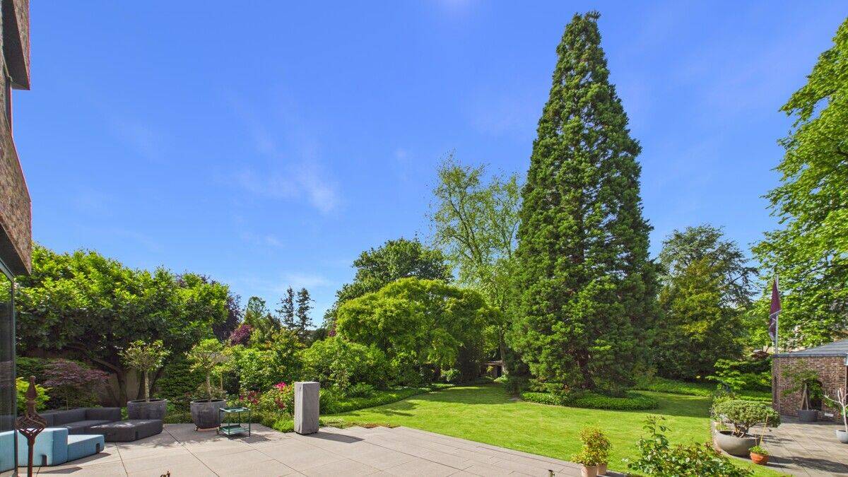 Backstein-Solitär am Stadtwald – rund 763 m² Fläche, privater Park, Pool und Tiefgarage, 50935 Köln (Lindenthal Junkersdorf Sülz)