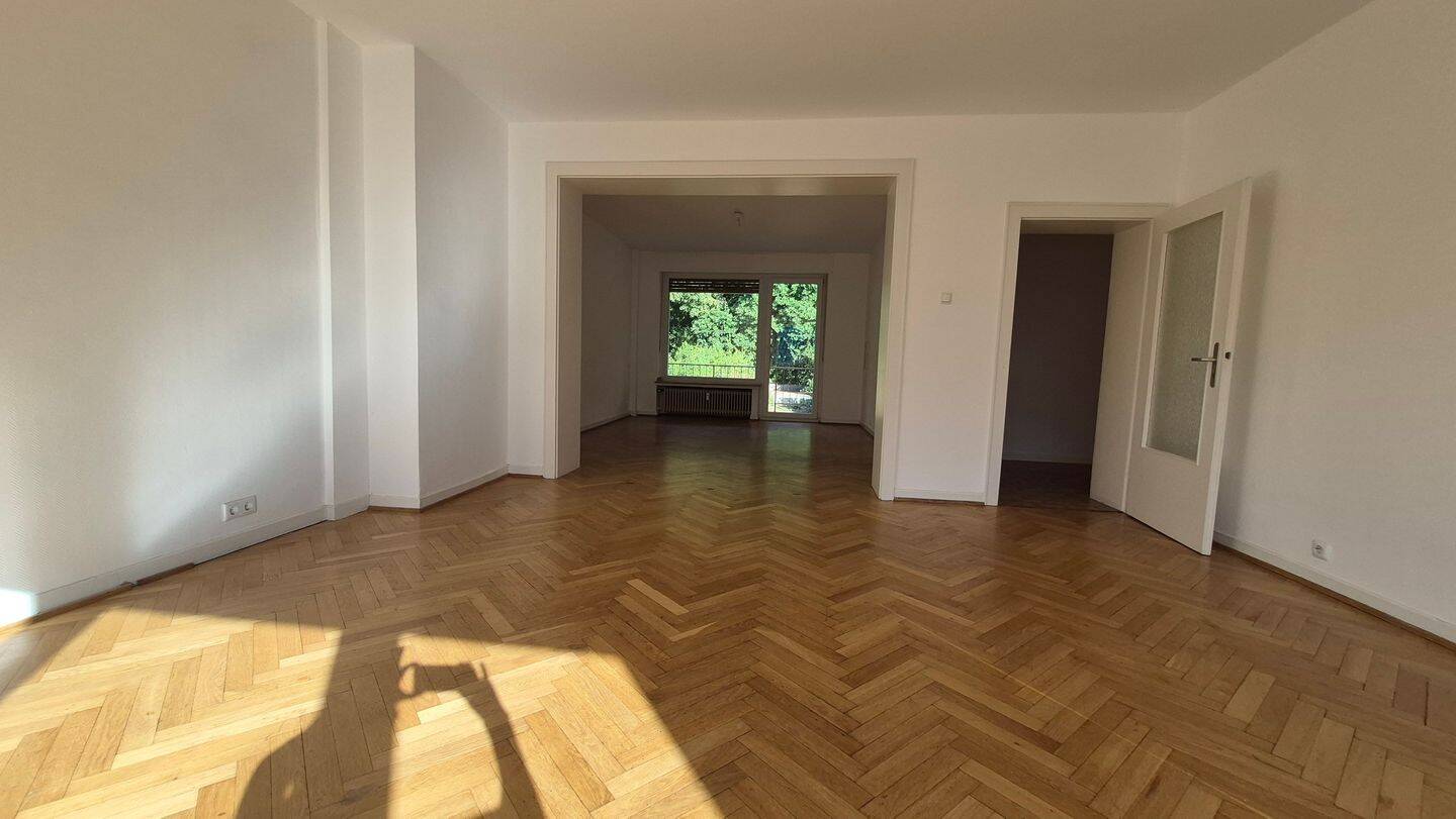 Top geschnittene und renovierte Altbauwohnung mit Flair und großer Terrasse. Nähe Tierpark ! Traumhafter Ausblick ins Wäldchen !, 41199 Mönchengladbach