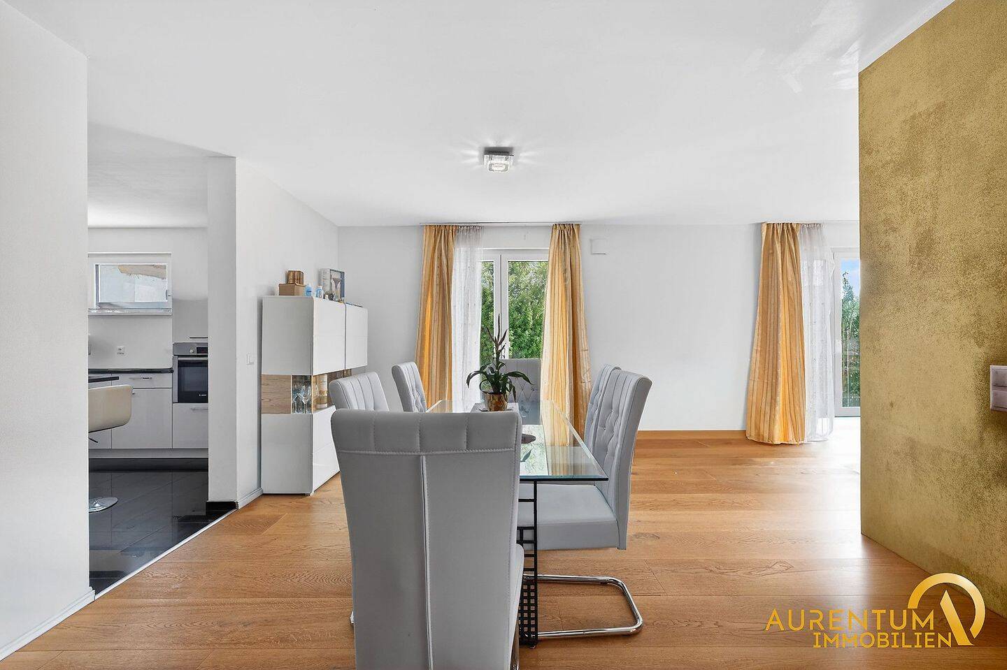 Freistehendes Effizienzhaus A+ mit Wärmepumpe, Kamin und 789 m² Grundstück zu verkaufen, 84088 Neufahrn i. NB