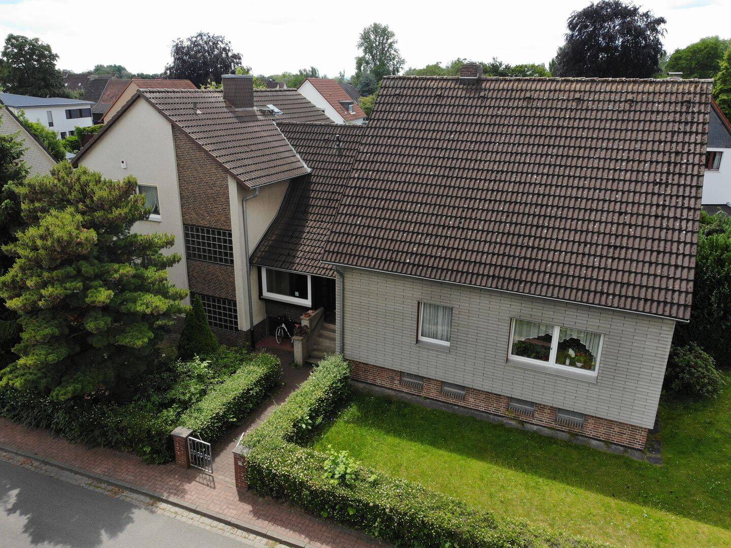 2 gepfl. Häuser ( ca. 250 m² Wfl. ) auf 1.000 m² Grundstück in ruhiger Lage, Nähe Leinemasch, 30880 Laatzen