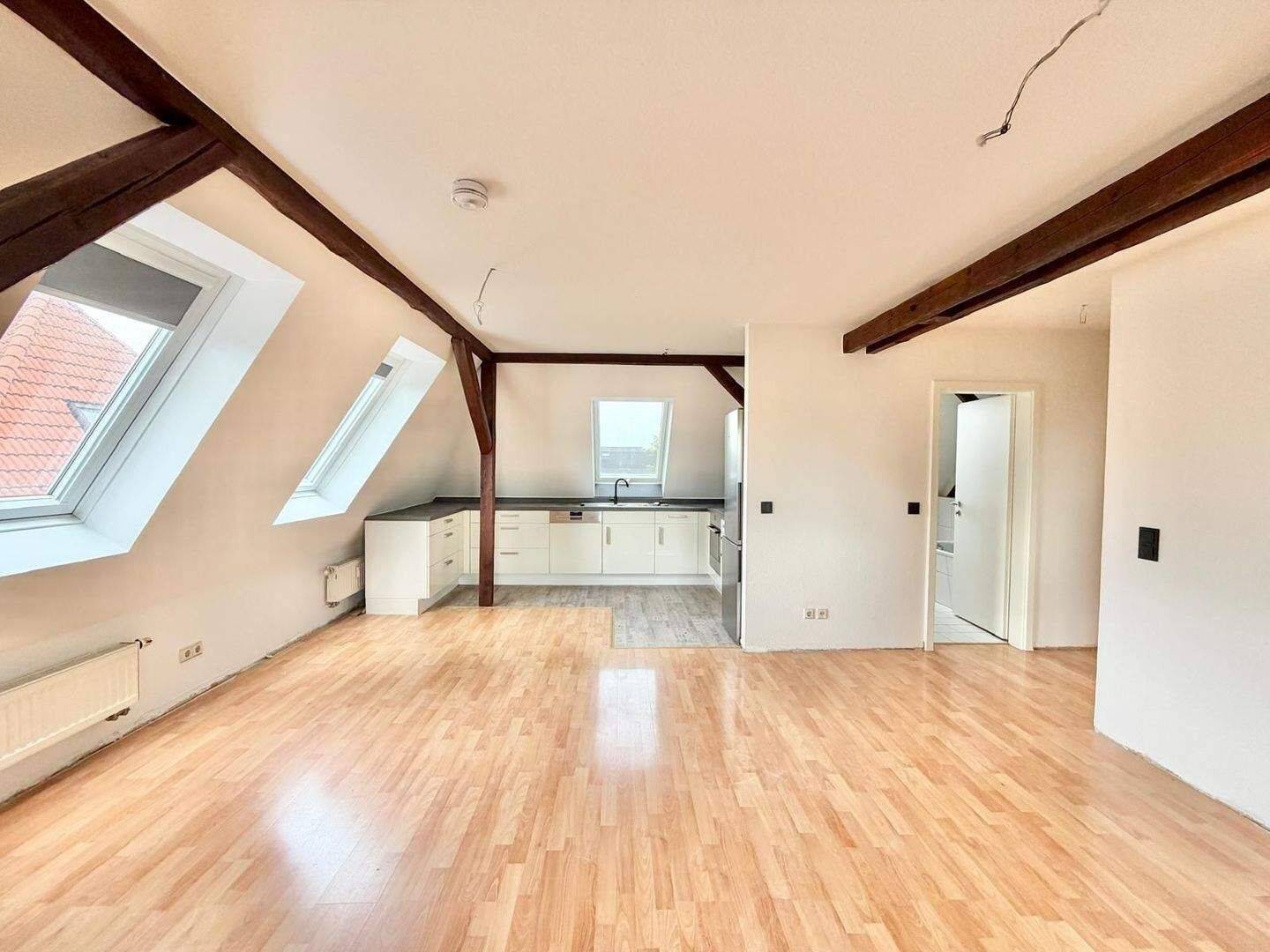 Bezugsfreie 2-Zimmer-Wohnung im Dachgeschoss mit Einbauküche, 1139 Dresden (Kaditz Mickten Pieschen-Süd Trachau)