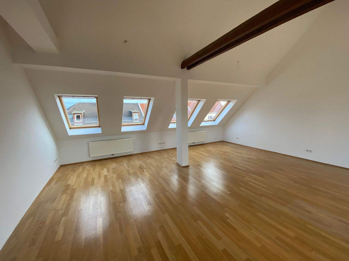 FREIE MAISONETTE 4-(T)RAUM-WOHNUNG, PERFEKT FÜR FAMILIEN IM DENKMAL IN LEIPZIG MÖCKERN, 4159 Leipzig (Lützschena-Stahmeln Möckern Wahren)