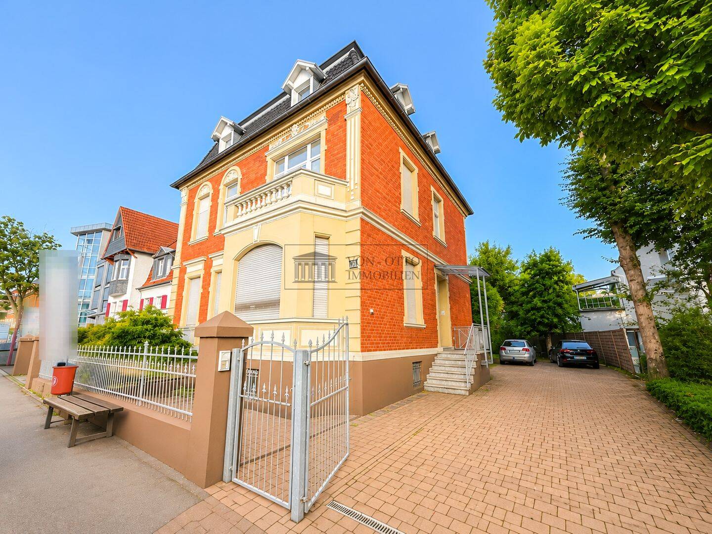 Stilvolle Eigentumswohnung mit großzügiger Dachterrasse und zwei Stellplätzen, 51429 Bergisch Gladbach