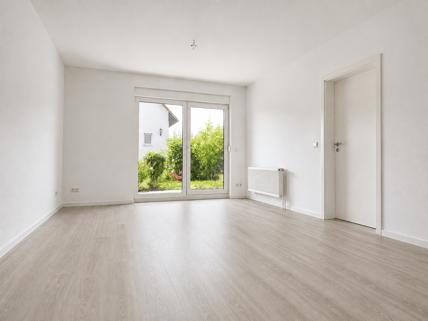 Erstbezug nach Komplettsanierung – Exklusive Erdgeschosswohnung mit Terrasse, eigenem Garten und Carport in Aschersleben, 6449 Aschersleben