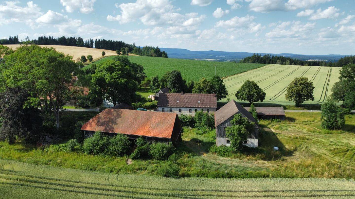 Ehemalige landwirtschaftliche Hofstelle mit außergewöhnlichem Entwicklungspotenzial – nahezu Alleinlage, Bauplatz möglich!, 92681 Erbendorf