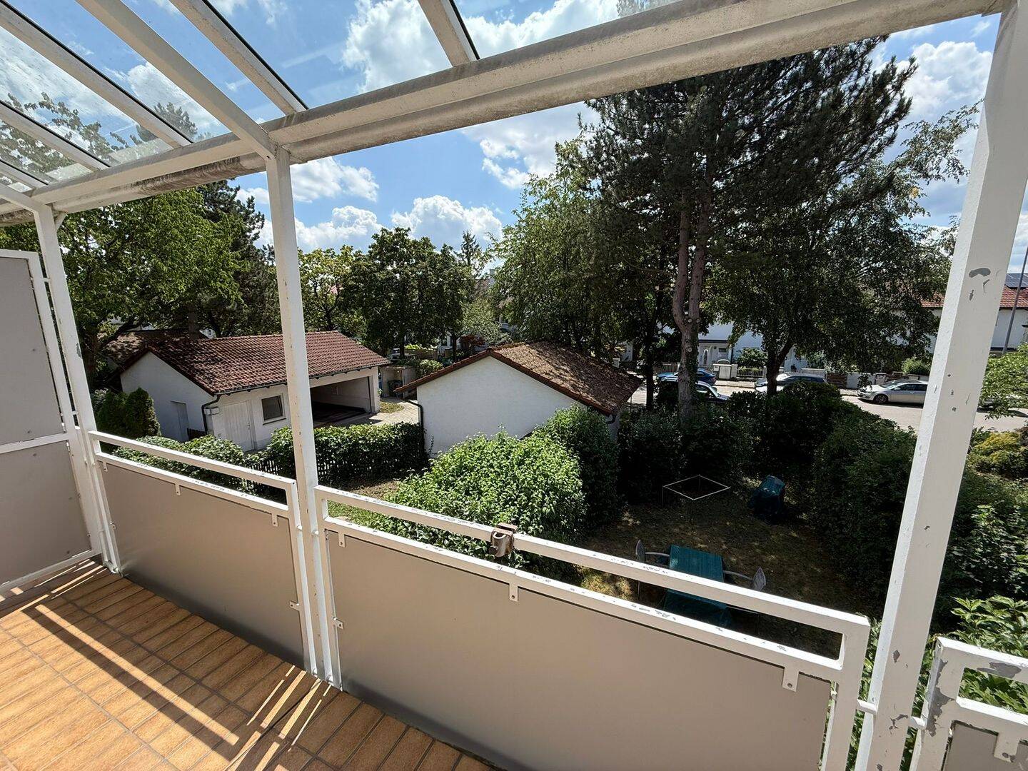 Frisch renovierte 2-Zimmer-Wohnung mit Balkon // Hochwertige neue Einbauküche inkl. Geräten // Modernisierte Böden // München-Kirchtrudering, 81829 München (Berg am Laim Trudering-Riem)
