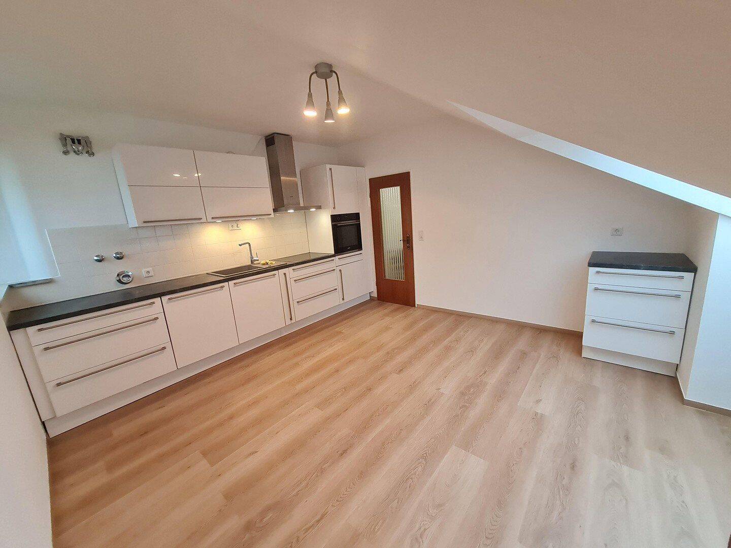 Gut geschnittene und helle 2-Zimmer-Wohnung, frisch renoviert, top Zustand und Lage, Stadtbergen, 86391 Stadtbergen
