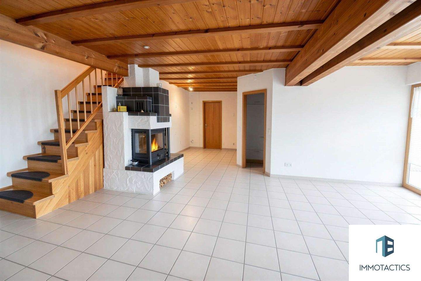 Exklusiv: Ruhige 4-Zimmer-Maisonette Wohnung, mit Kamin, Balkon und Tiefgarage in Wöllstein, 55597 Wöllstein