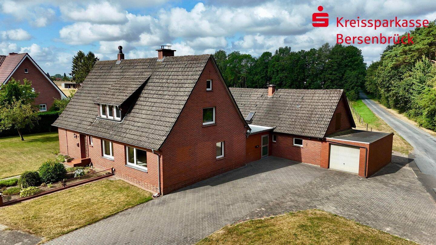 Großzügiges Wohnhaus und Nebengebäude auf 1.250 m² großem Grundstück in Merzen, 49586 Merzen