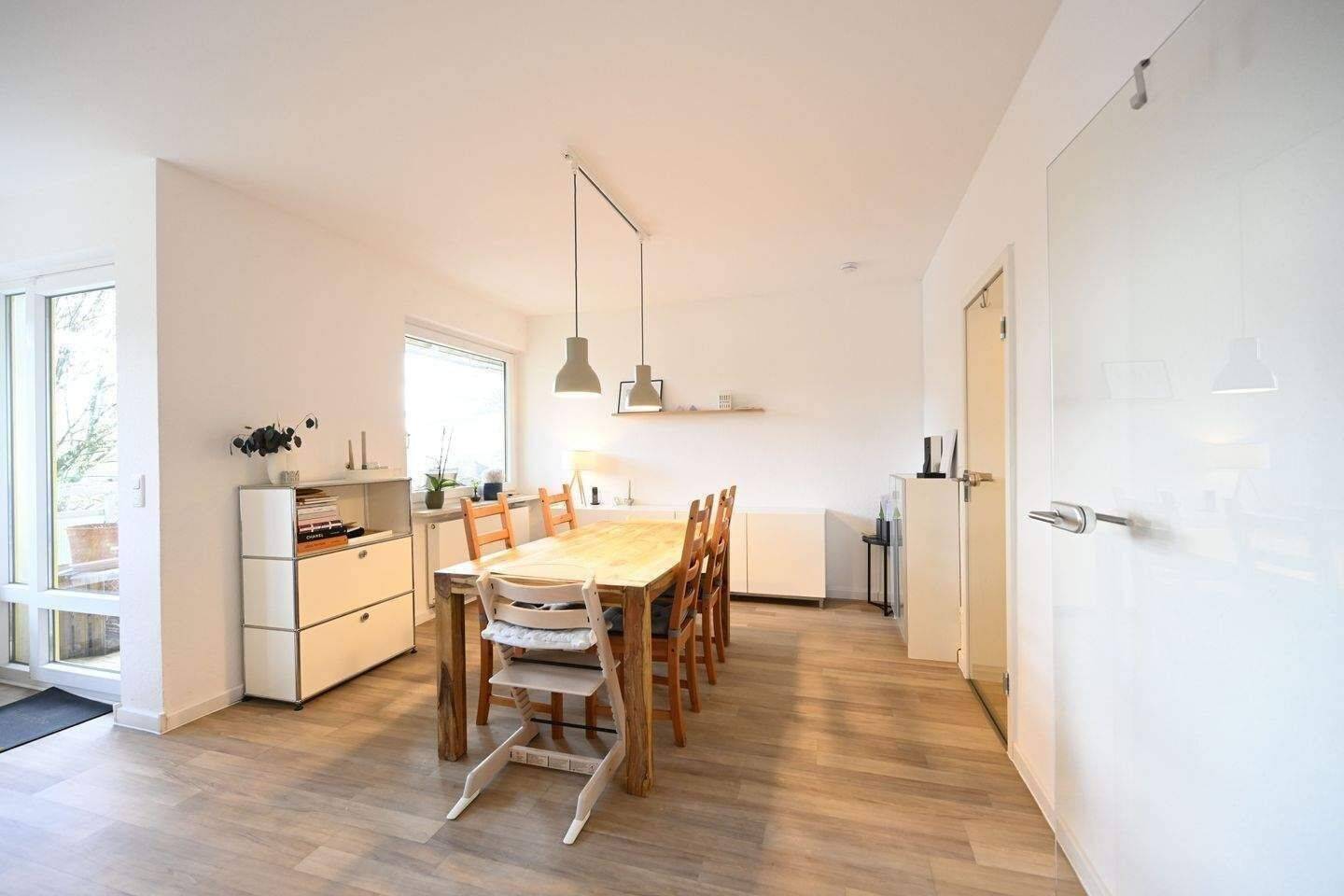 Seniorenfreundliche, wunderschöne, hochwertig sanierte 3-Raum-Wohnung mit begehbarer Dusche, Gäste-WC, Sonnenbalkon, Stellplatz, 45219 Essen (Kettwig)