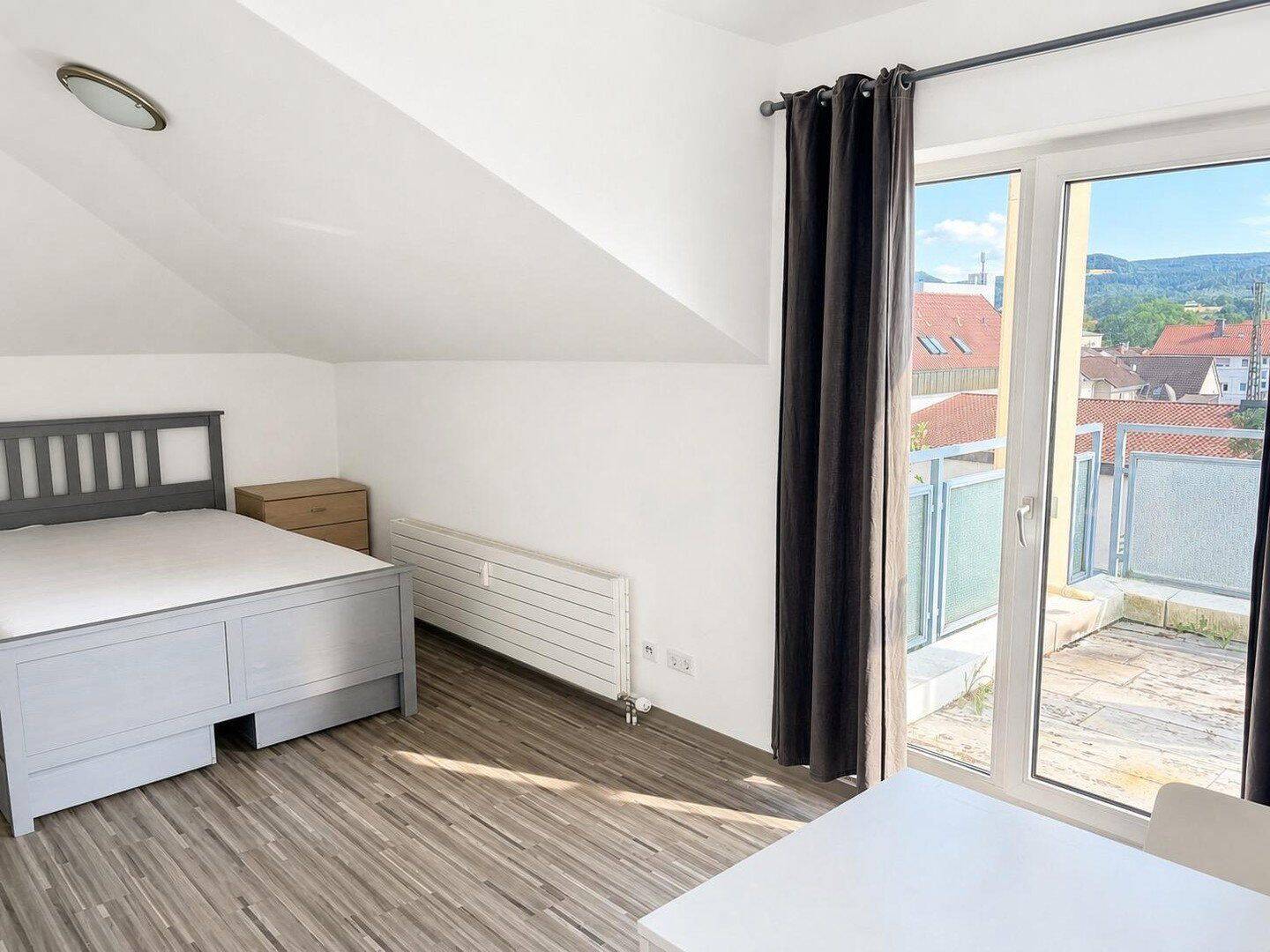 Möblierte 1,5-Zimmer-Dachgeschosswohnung mit Ausblick in Salach, 73084 Salach