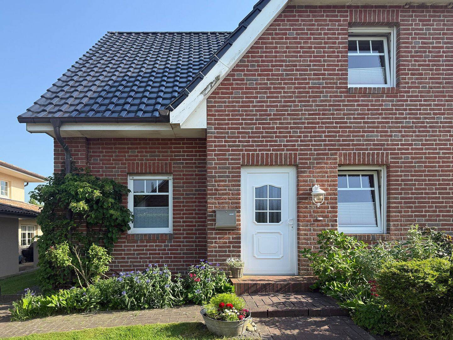 Doppelt attraktiv: Schöne Haushälfte in begehrter Lage, 25746 Heide