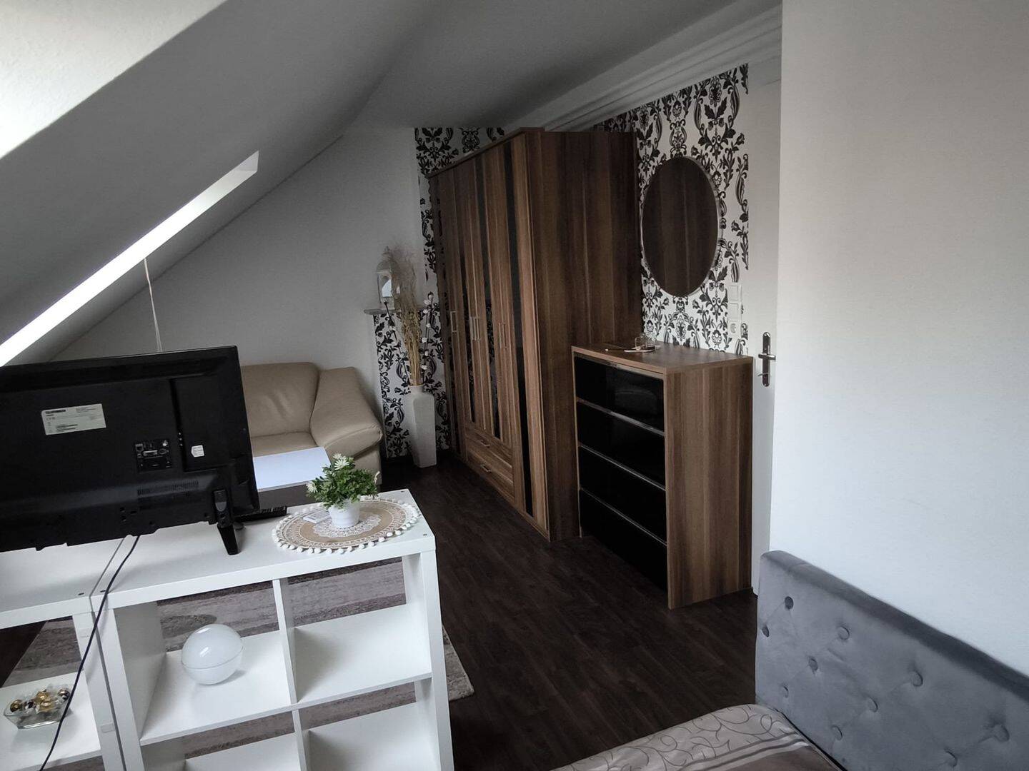 Exklusive 2 Zimmer komplett möblierte Dachgeschoss Wohnung in Bremen, 28217 Bremen (Handelshäfen Steffensweg Utbremen Westend)