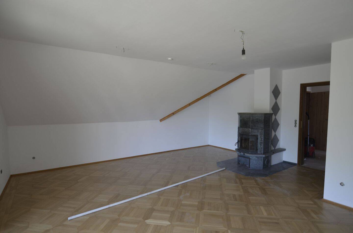Gepflegte 3 – Z.-Whg. zzgl. Küche + Bad, mit Loggia und Holzofen, 76707 Hambrücken