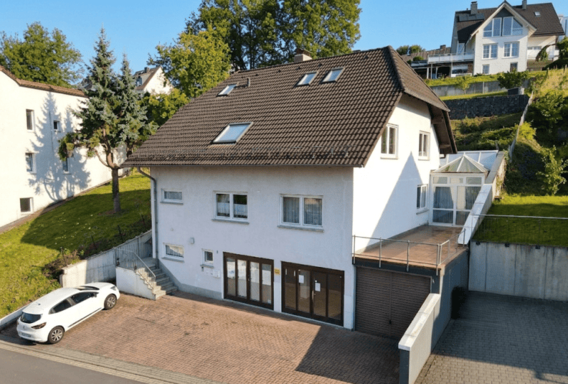 RESERVIERT Klassisch & solide! Attraktives Zweifamilienwohnhaus mit Zusatzräumen direkt am Schlosspark, 34212 Melsungen