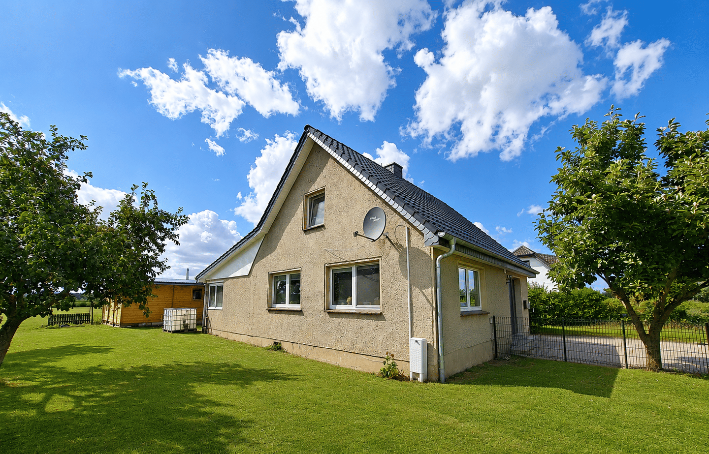 Modernisiertes Einfamilienhaus mit großem Grundstück, Sommerhaus und Photovoltaikanlage in ruhiger Ortsrandlage, 18334 Dettmannsdorf