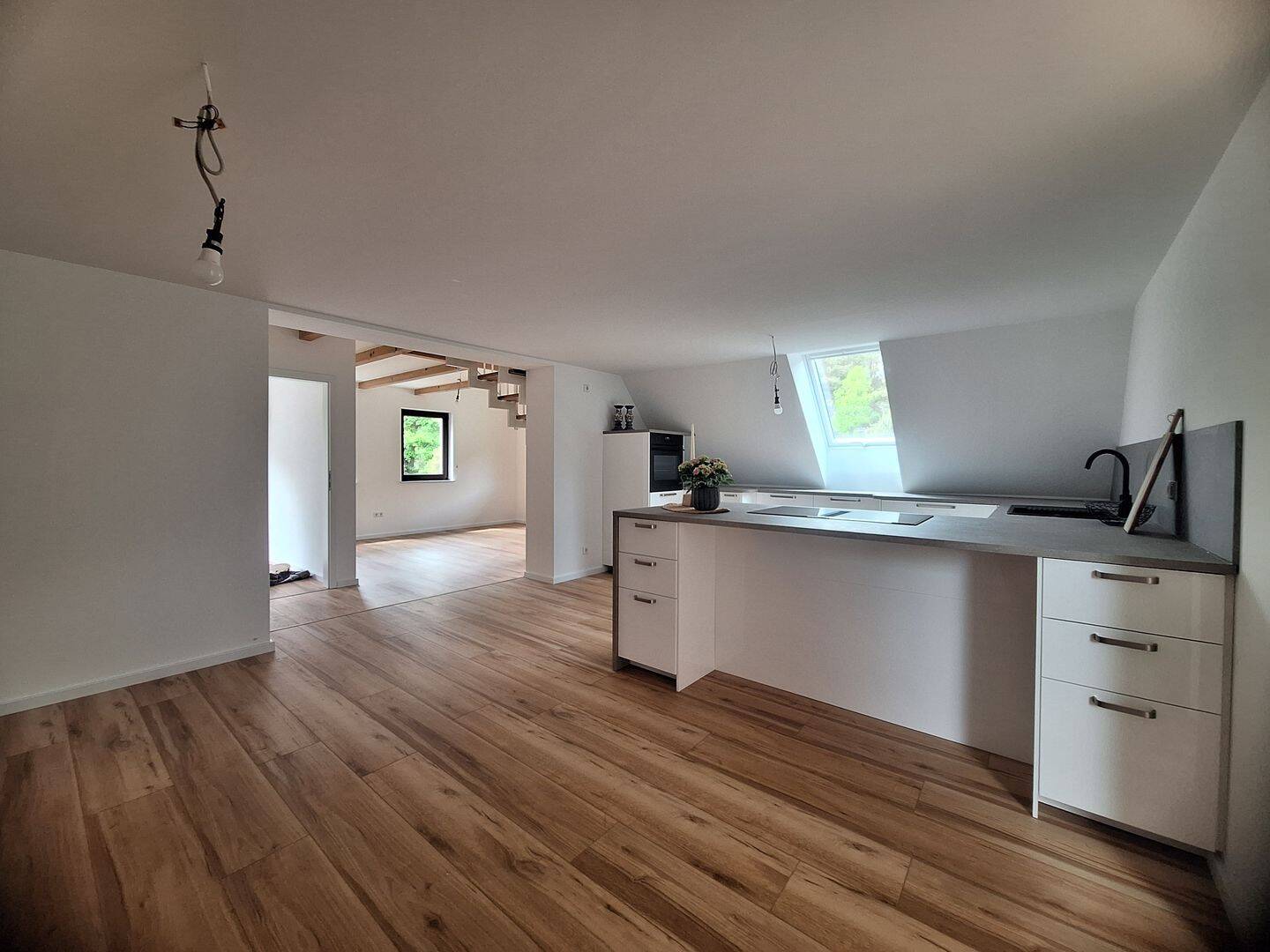 Wohnen mit Hauscharakter – hochwertige Maisonette über 2 Ebenen mit Galerie, Sonnenterrasse und Garten, 15746 Groß Köris
