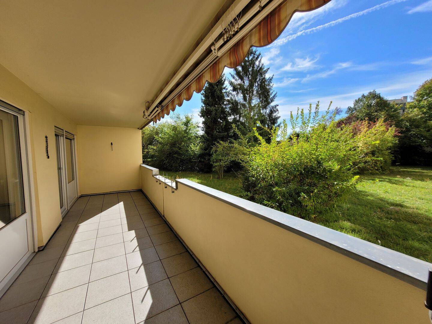 2-Zimmer Eigentumswohnung mit herrlicher Loggia und sehr guter Ausstattung incl. TG-Stellplatz in Fürth-Ronhof, 90765 Fürth