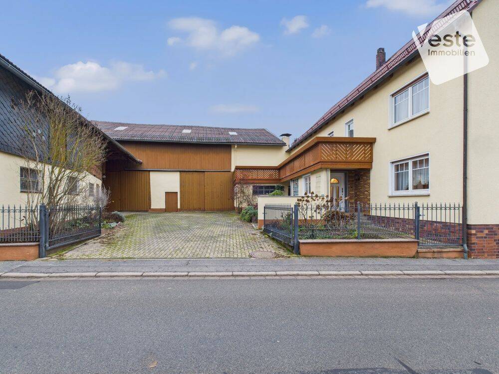 Dreiseithof mit großzügigen Nebengebäuden in Meeder – sofort bezugsbereit, 96484 Meeder