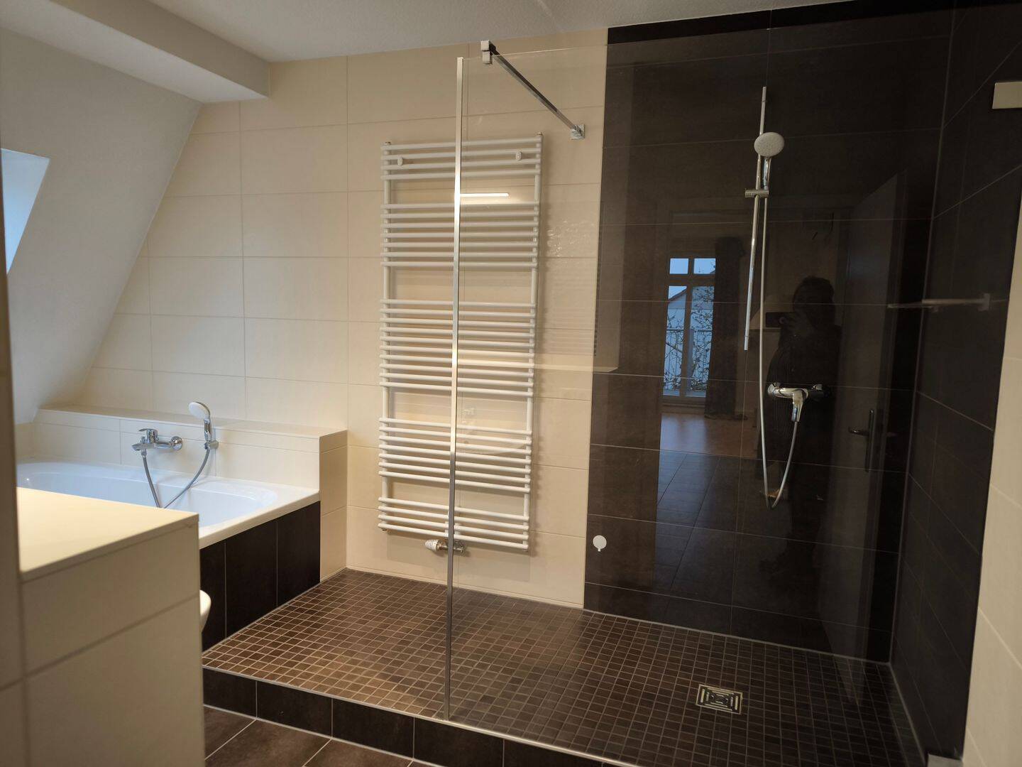 Moderne 2-Zimmer-Wohnung mit Balkon in Dessau-Roßlau, Klimanlage, modern, möbeliert möglich, Einbauküche, Badewanne,Dusche, Friedrich-Schneider Straße, 6844 Dessau-Roßlau (Innenstadt Mildensee Waldersee)