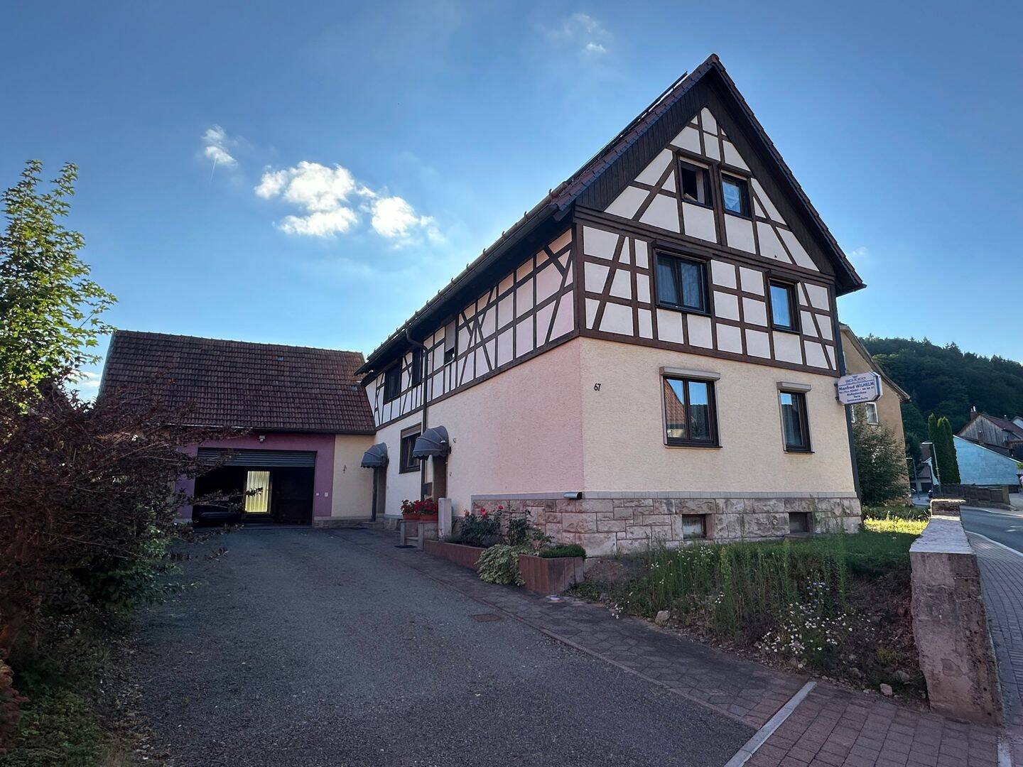 Charmantes, sehr gut saniertes Fachwerkhaus mit großem Garten, Doppelgarage, Photovoltaik und vielseitigen Nutzungsmöglichkeiten, 98593 Floh-Seligenthal