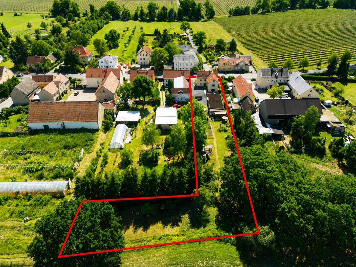 Ein Zuhause für Generationen – Zweifamilienhaus auf großem Grundstück mit Nebengelass und Feldblick, 1640 Coswig