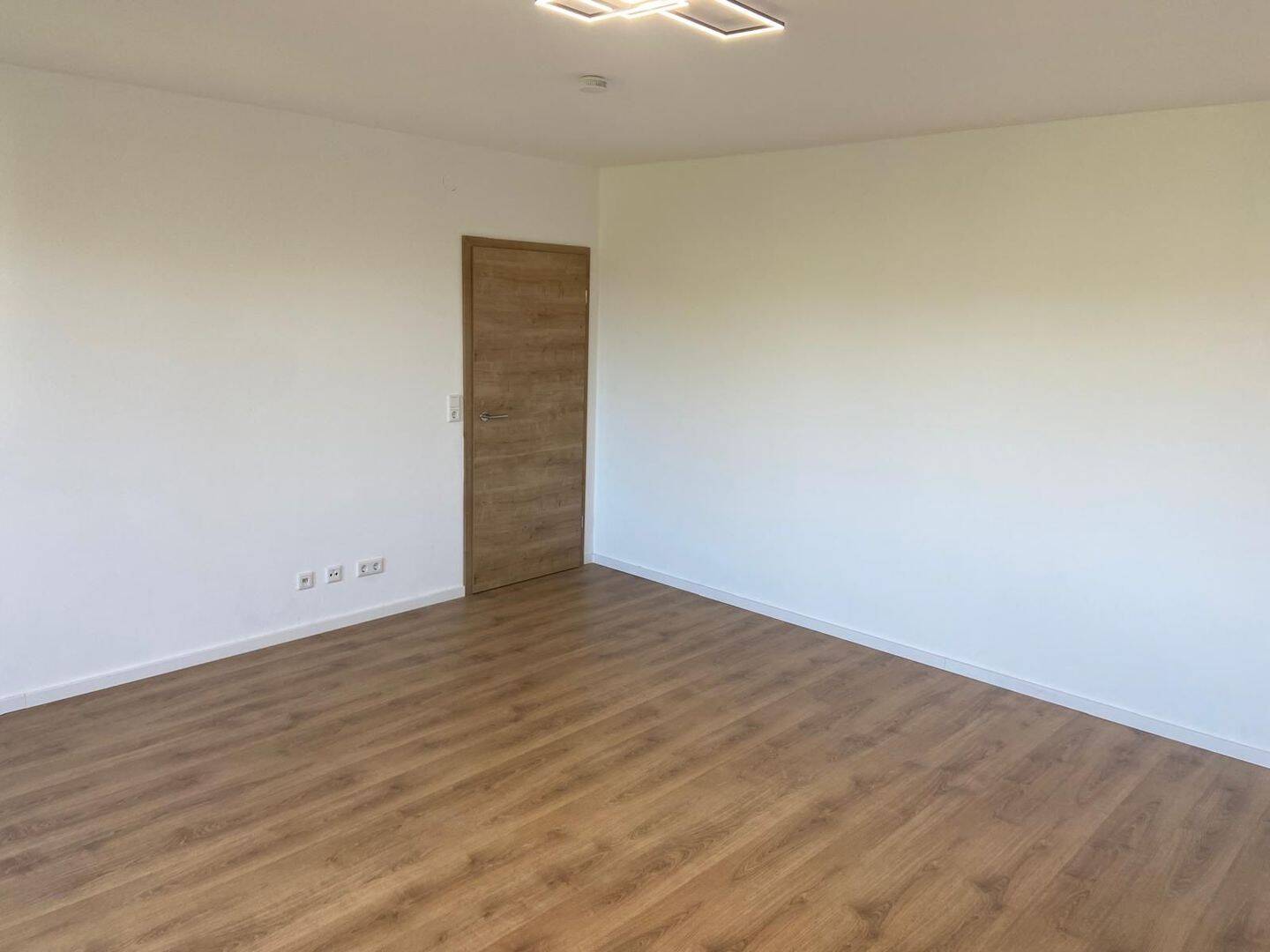 Schöne ruhige Wohnung ( Erstbezug nach Komplettrenovierung), 97084 Würzburg (Heidingsfeld Heuchelhof Rottenbauer)