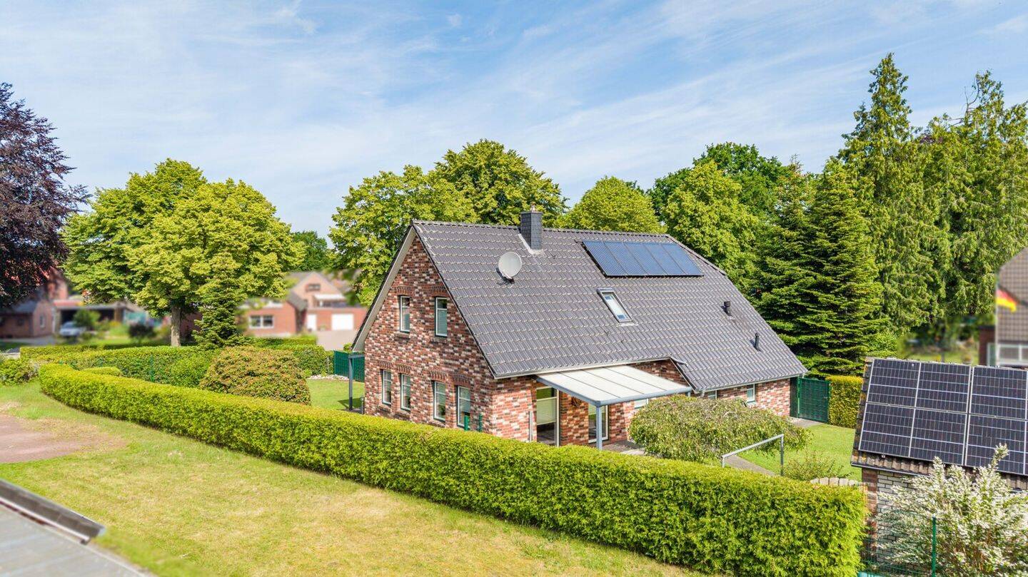 Energieeffizientes Wohnhaus mit zwei Einheiten und offener Galerie, 26605 Aurich