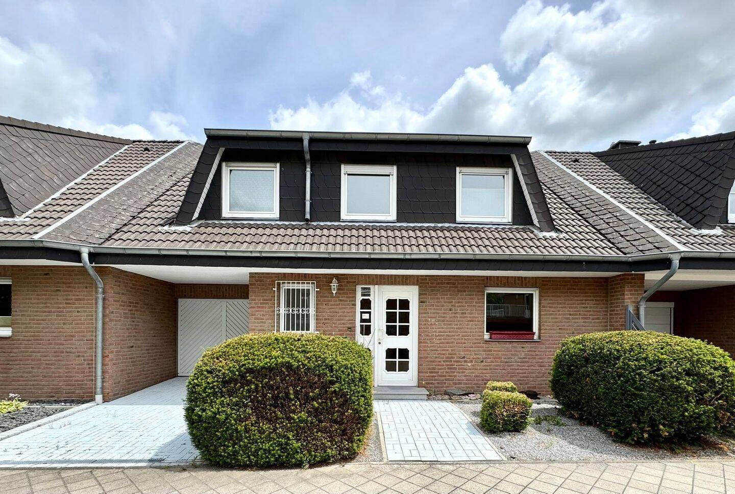 Bereits RESERVIERT!! Reihenhaus in Düren: GEPFLEGT & MODERN mit viel Platz, Terrasse, Garten + Garage!, 52351 Düren