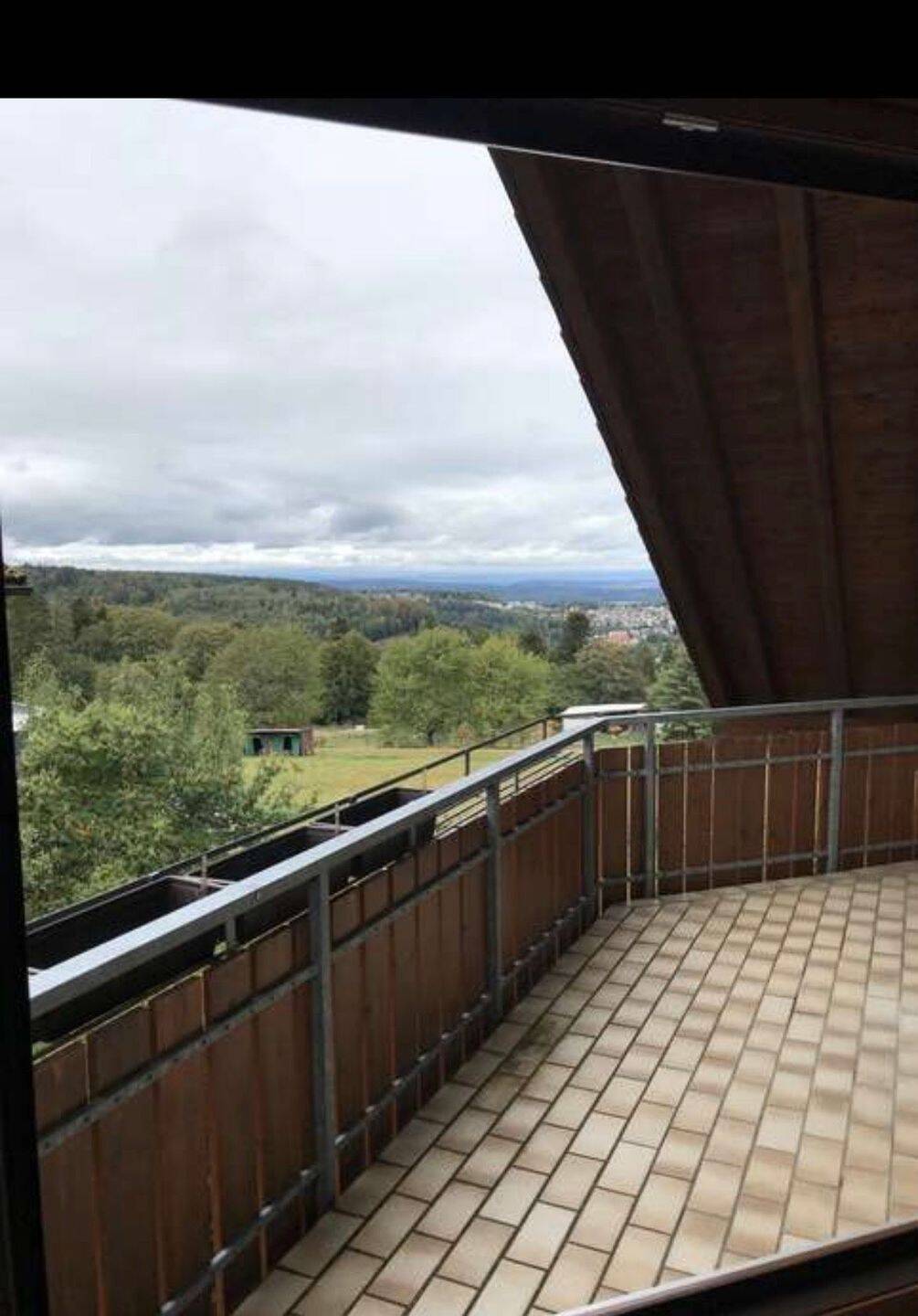 Gepflegte 3,5 Zimmer Wohnung mit Fernblick, Balkon, Kamin und Stellplatz, 75305 Neuenbürg