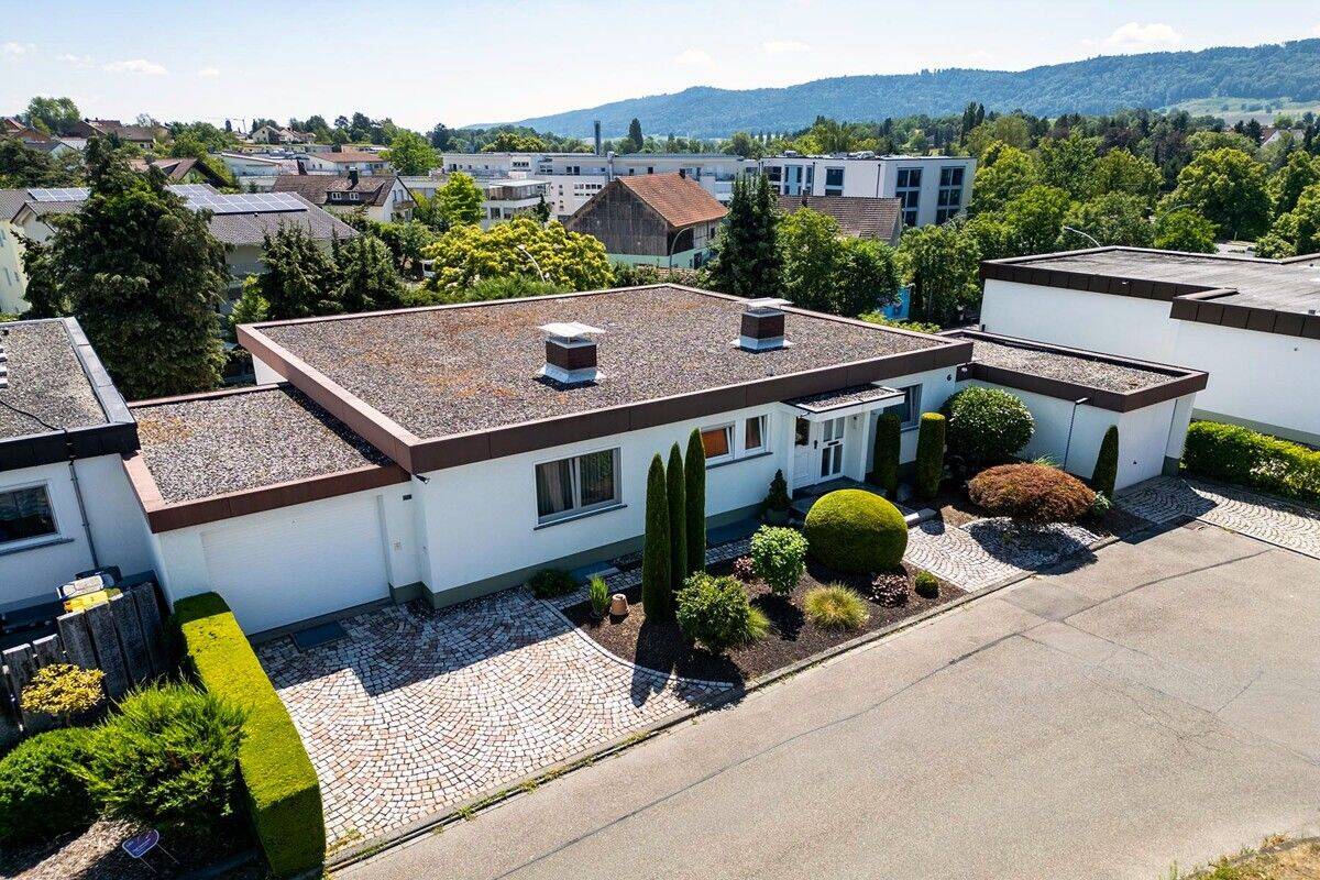 Großzügiges Einfamilienhaus mit Wintergarten und zwei Garagen, 78239 Rielasingen-Worblingen