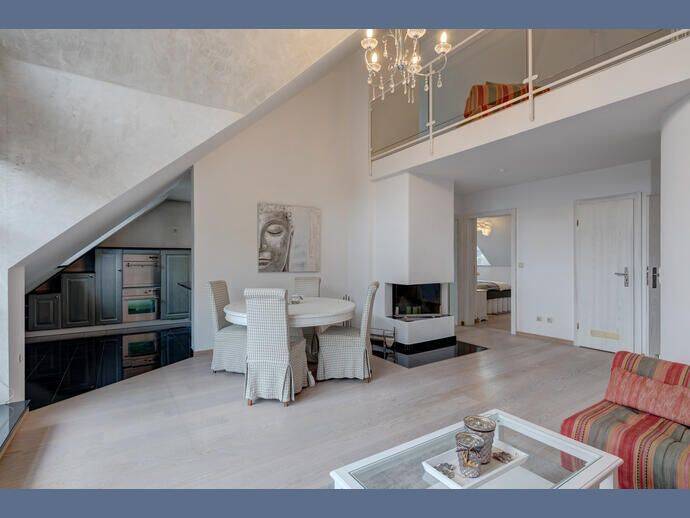 Möbliert: Galeriewohnung mit Kamin und Balkon, in Pullach, 82049 Pullach i. Isartal