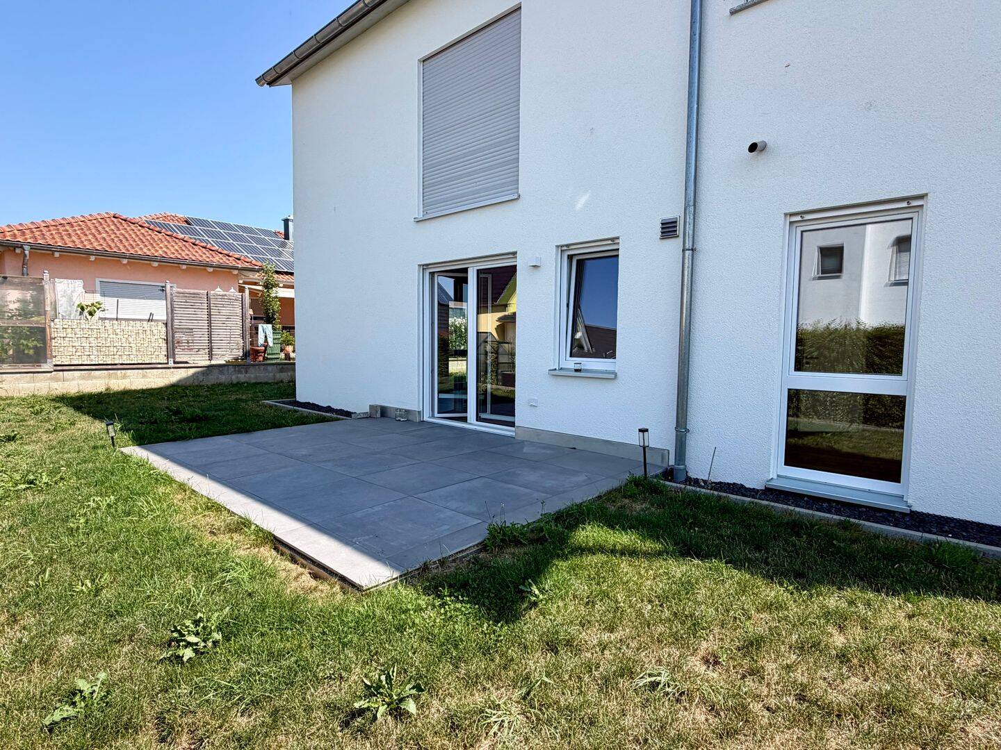 Neuwertige 4,5 Zi.-Whg. mit EBK, Terrasse, Garten, Garage u. Außenstellplatz, 73485 Unterschneidheim