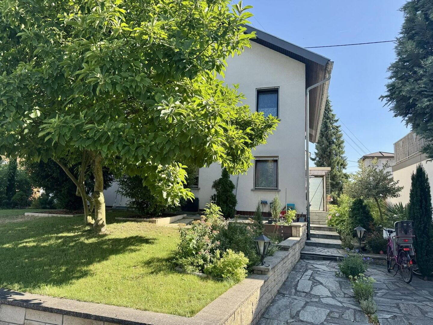 Vielseitiges Dreifamilienhaus in Top-Lage von Graben-Neudorf (OT Neudorf), 76676 Graben-Neudorf