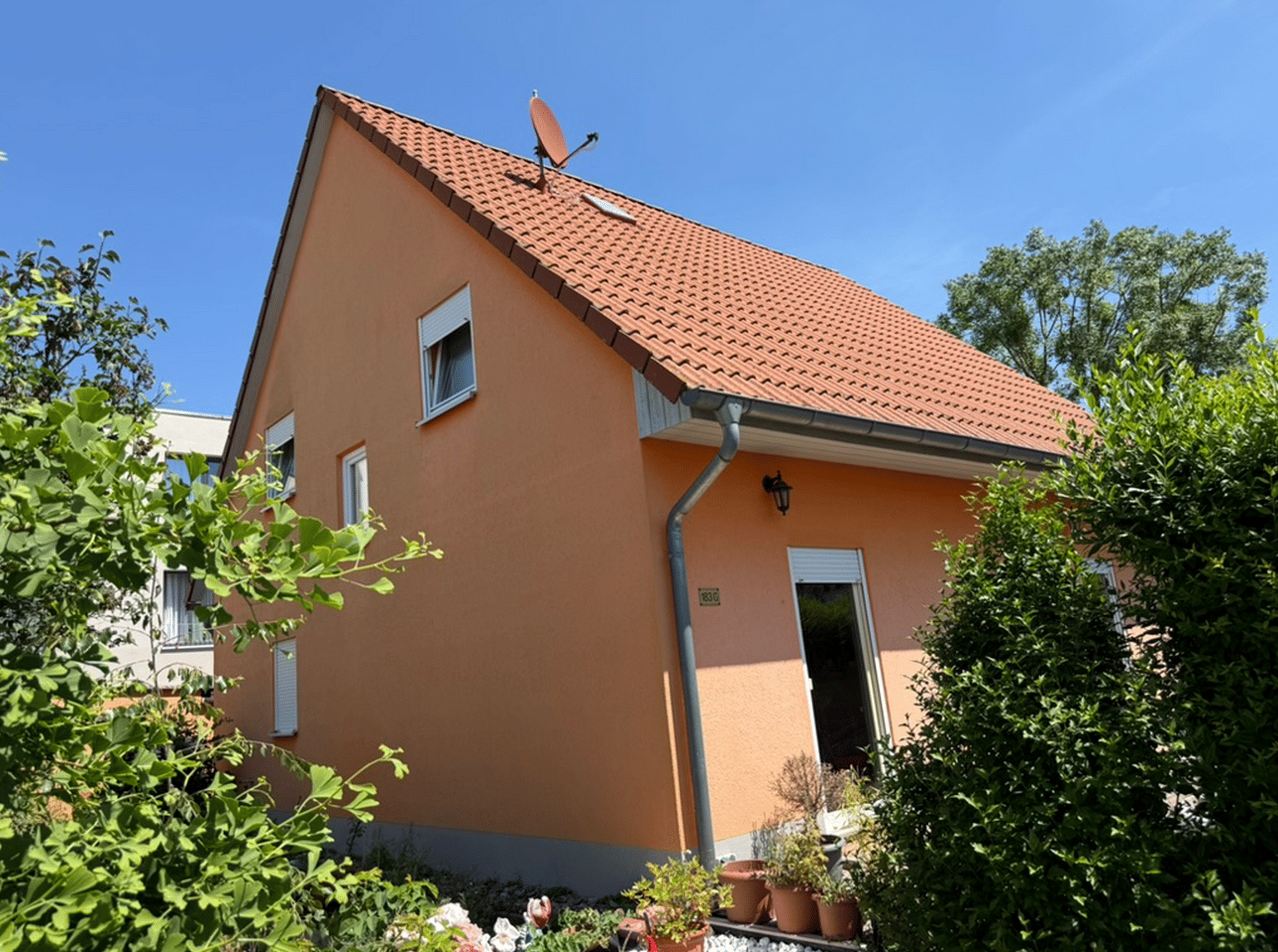 2003 massiv gebautes Einfamilienhaus mit Terrasse, Balkon und 2 PKW-Stellplätzen, 99869 Sonneborn