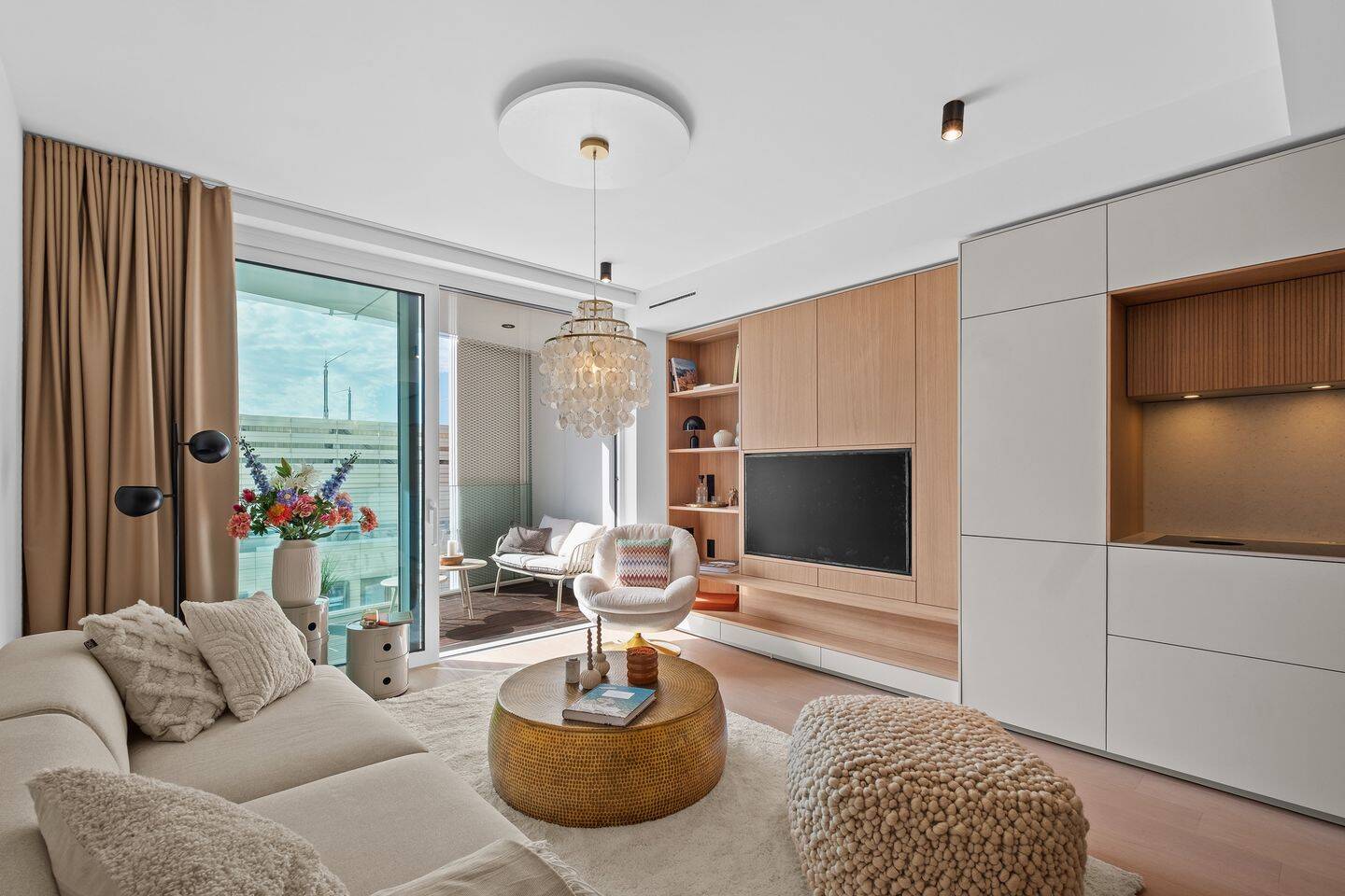 Luxus-Apartment im THE LYTE: vollmöbliert, Balkon & seitlicher Ausblick auf die Elbe